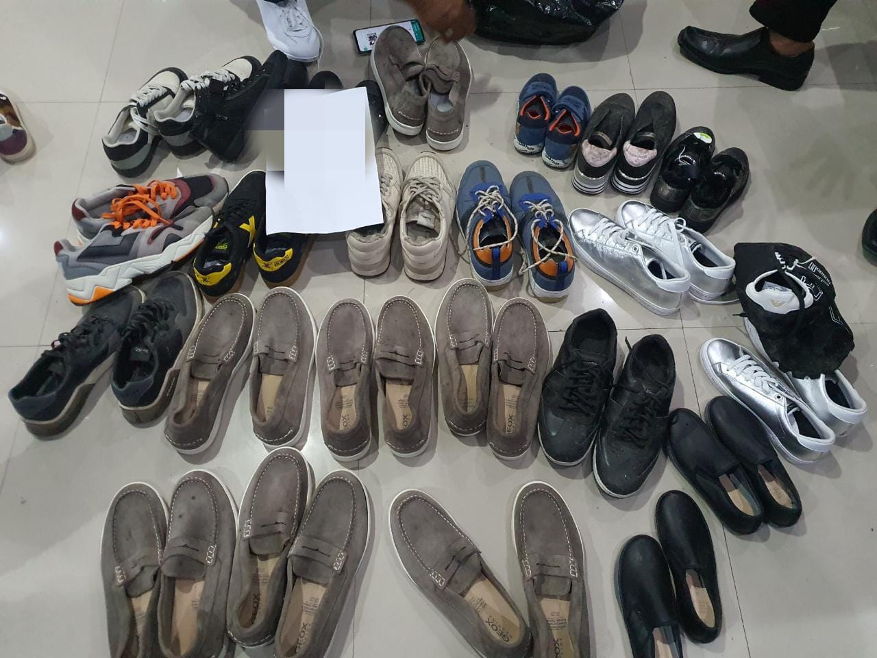 Barang bukti pencurian sepatu di pabrik PT PEI HEI IWI yang diamankan polisi. 