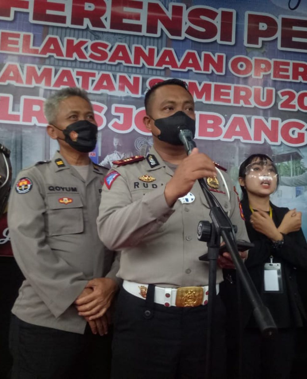 Kasatlantas Polres Jombang AKP Rudi Purwanto sa'at menggelar konferensi perss di halaman satlantas polres Jombang (15/3/2022)(foto/ema)