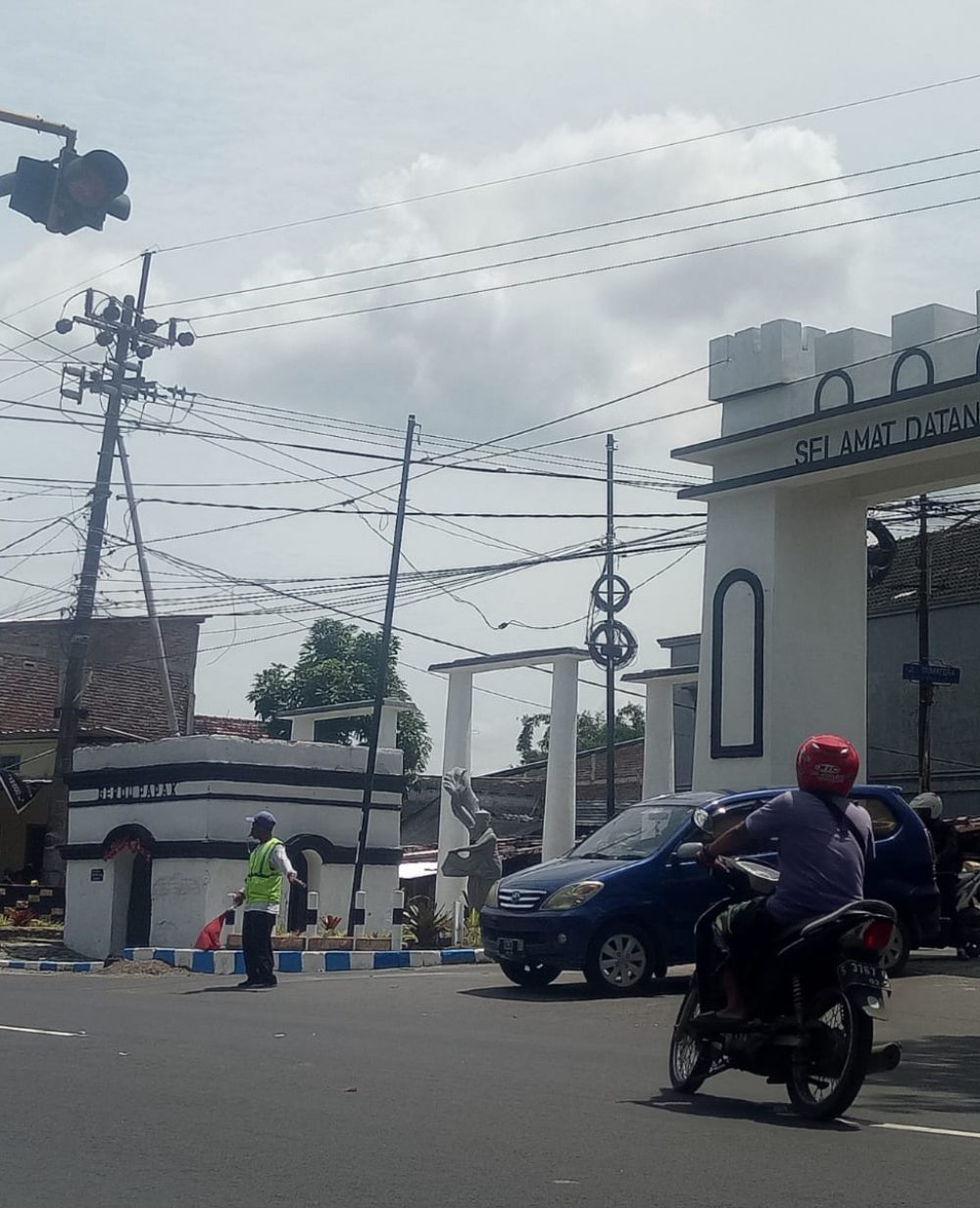 pengatur lalu lintas liar sa'at menyebrangkan pengendara (7/3/2022)(foto/ema)