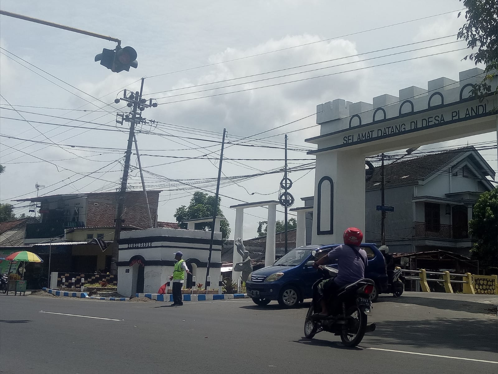 pengatur lalu lintas liar sa'at menyebrangkan pengendara (7/3/2022)(foto/ema)