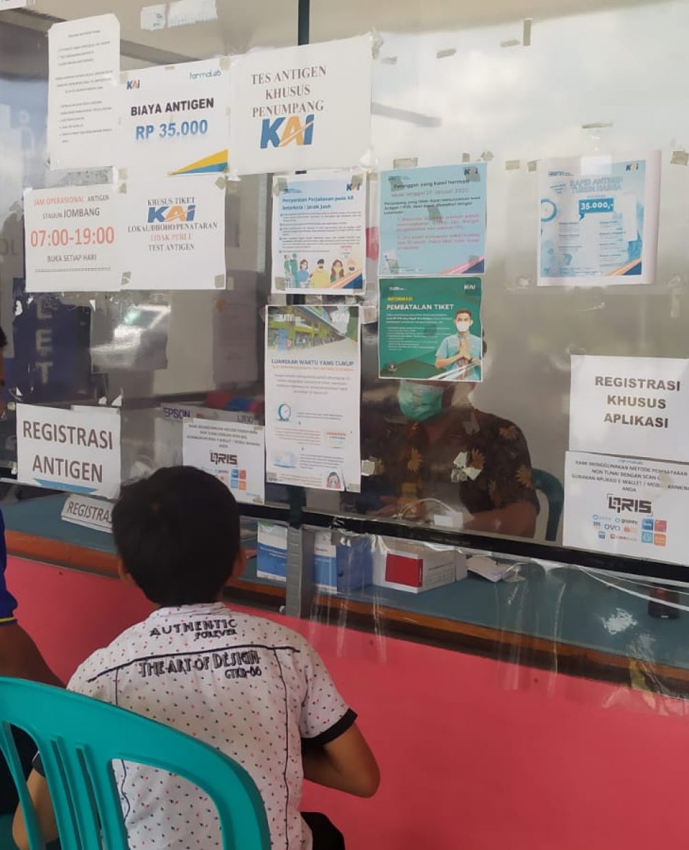 Yusuf sa'at melakukan tes antigen di stasiun kereta api Jombang (8/3/2022)(foto/ema)