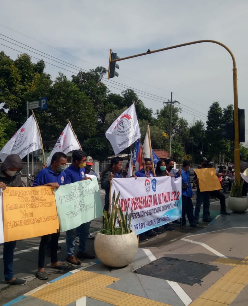 Aksi unjuk rasa Gabungan Serikat Buruh Independent (GSBI) di depan Dinas Ketenagakerjan Kabupaten Jombang (22/3/2022)(foto/Ema)