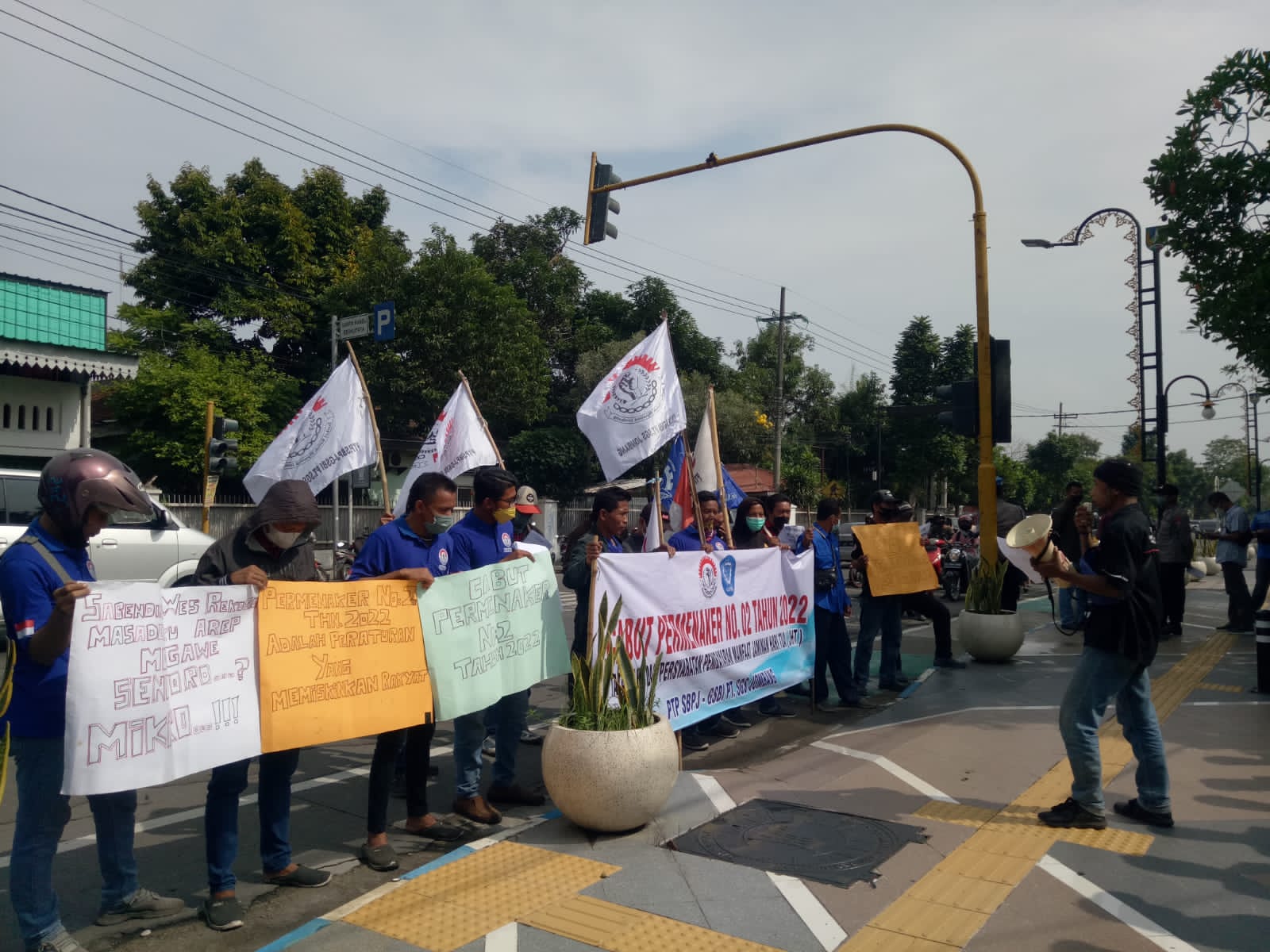 Aksi unjuk rasa Gabungan Serikat Buruh Independent (GSBI) di depan Dinas Ketenagakerjan Kabupaten Jombang (22/3/2022)(foto/Ema)