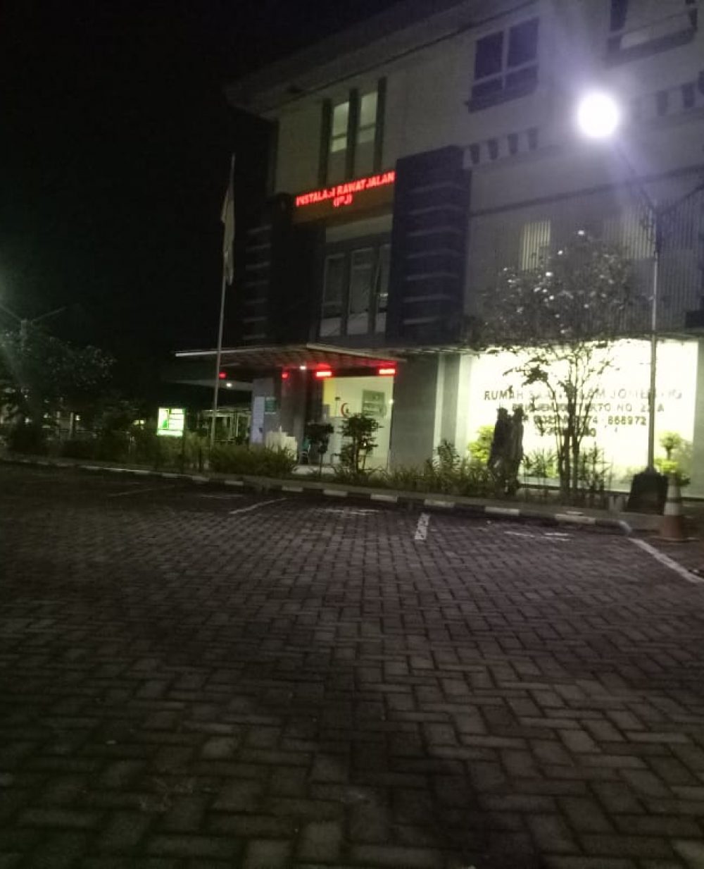 Foto : Rumah sakit di Jombang tempat korban Joni dirawat akibat tersengat listrik saat bekerja (22/3/2022)./Ema/