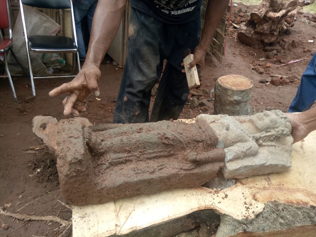 Potongan badan arca Nandiswara sa'at di gabungkan dengan potongan arca yang sebelumnya ditemukan (23/3/2022)./Ema/