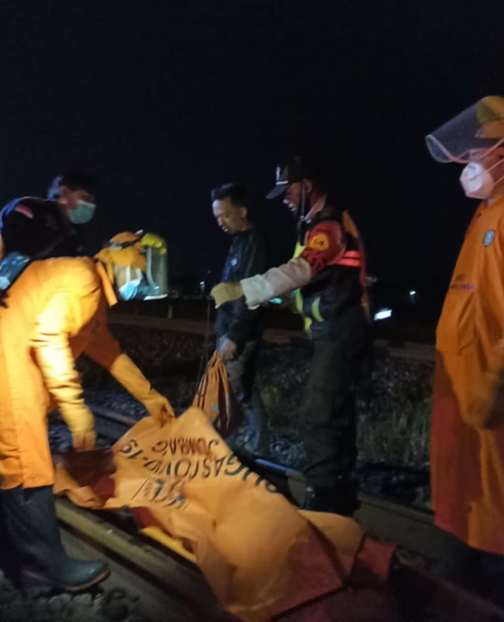 foto : Jasad korban saat di evakuasi ditempat kejadian (23/3/2022).