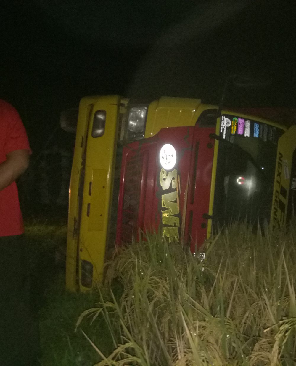 foto : Kondisi truk saat tergelincir di area persawahan Dusun Gedangan, Ngudirejo, Diwek (23/3/2022)./