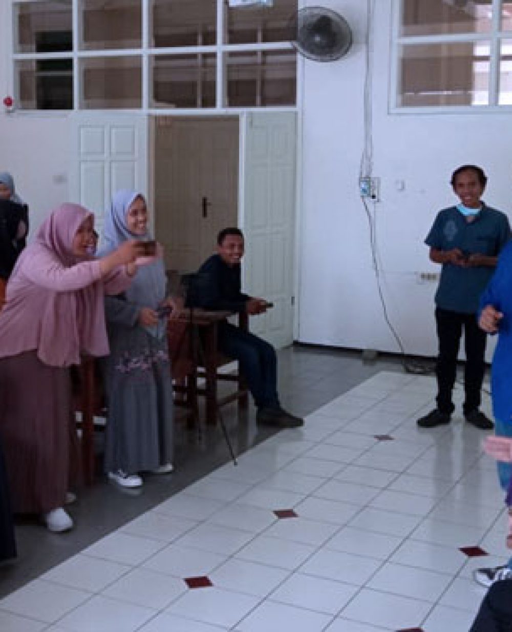 MAHASISWA KPI UNHASY BERLATIH MENJADI JURNALIS TELEVISI