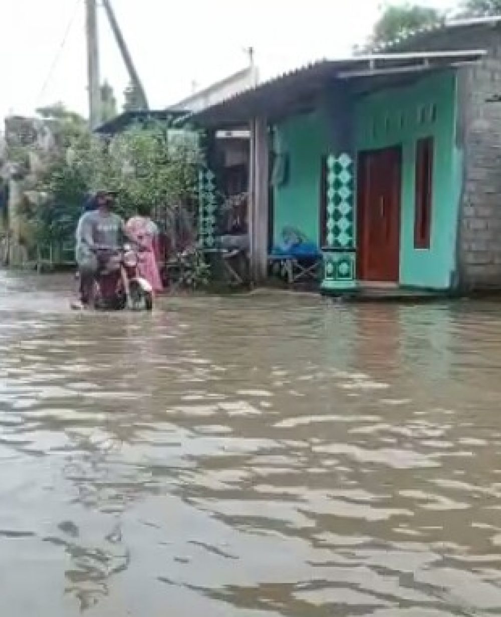 Aktivitas warga Sumobito Jombang sa'at teredam banjir (10/3/2022)(foto/ema)