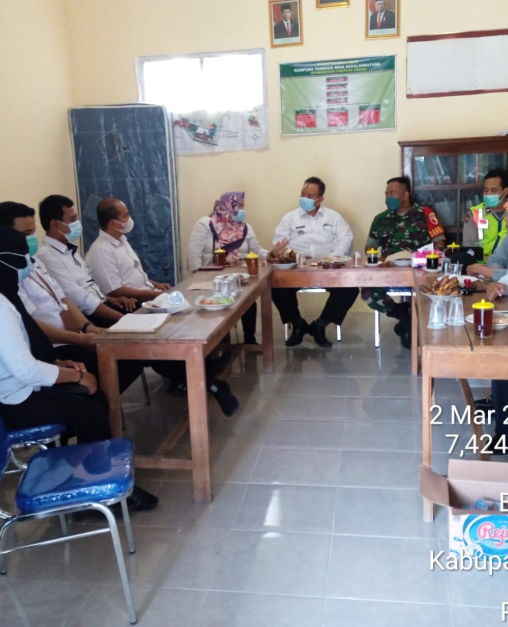 Proses mediasi kasus pungli bantuan sembako di Desa Bakalanrayung, Kecamatan Kudu, Kabupaten Jombang, Senin (7/3/2022)