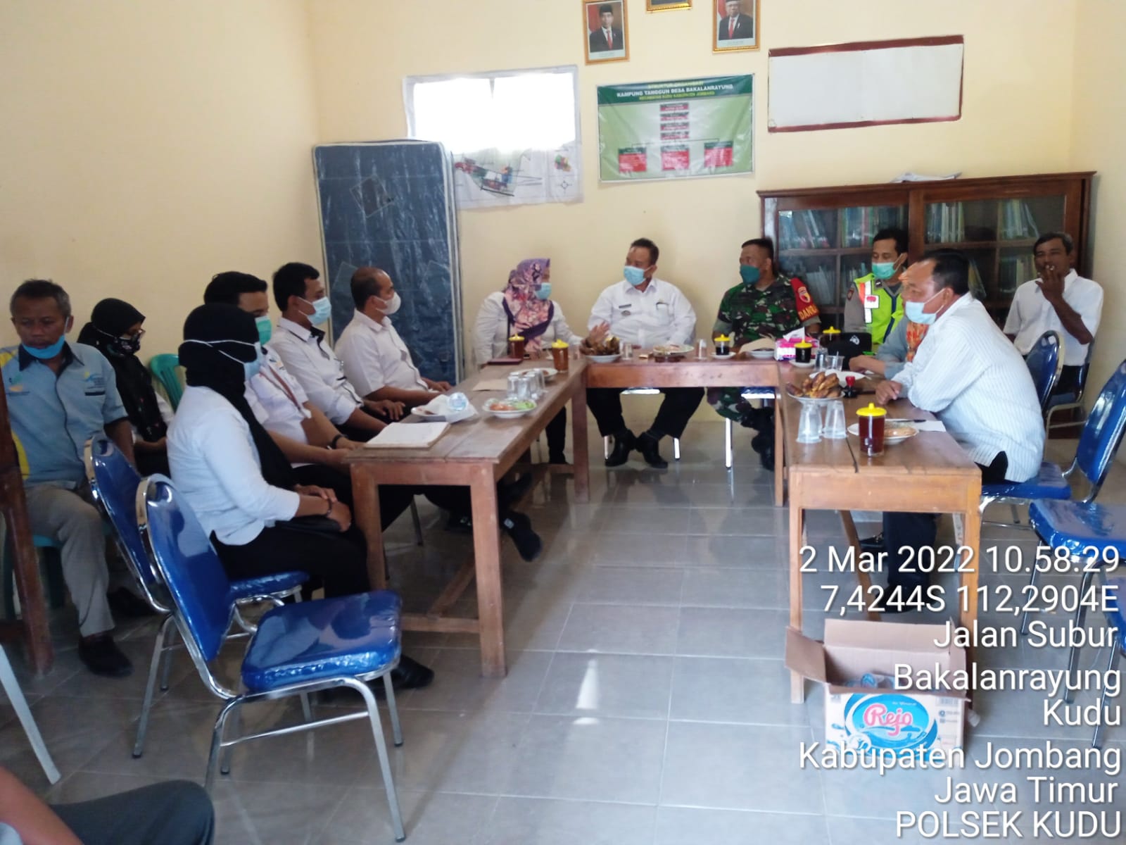 Proses mediasi kasus pungli bantuan sembako di Desa Bakalanrayung, Kecamatan Kudu, Kabupaten Jombang, Senin (7/3/2022)