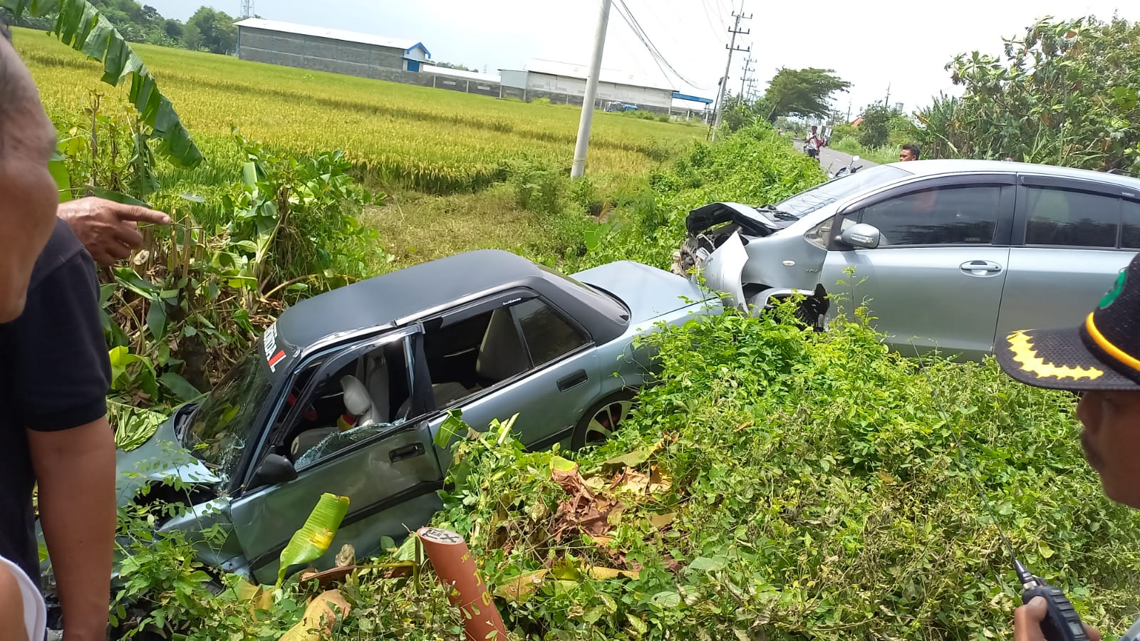 Kondisi laka lantas dua mobil terperosok