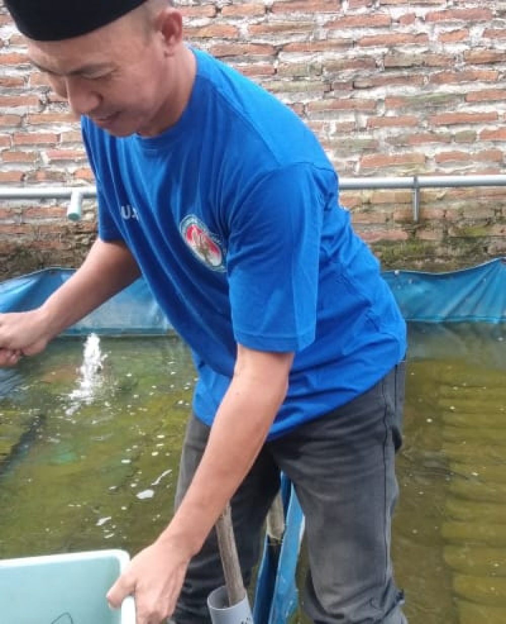 Heru Setiawan pembudidaya lobster sa'at menunjukkan kolam miliknya.