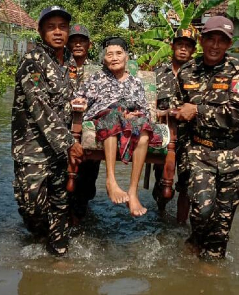 Aksi Heroik Banser Sa’at Mengevakuasi Warga yang Teredam Banjir