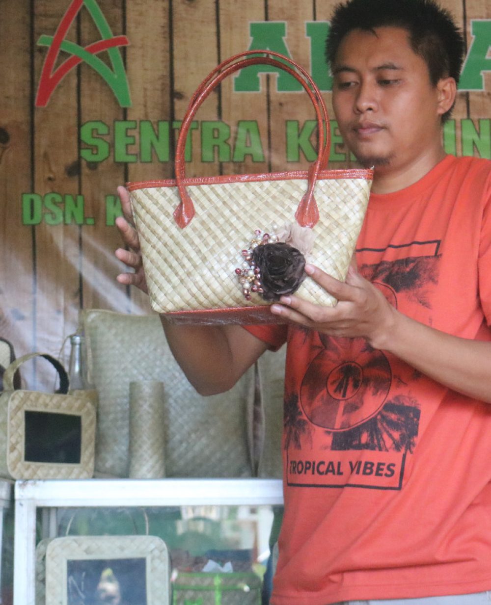 Kerajinan Anyaman Pandan Dari Desa Munungkerep, Kecamatan Kabuh, Kabupaten Jombang, Sabtu (10/3/2022)(foto/ema)