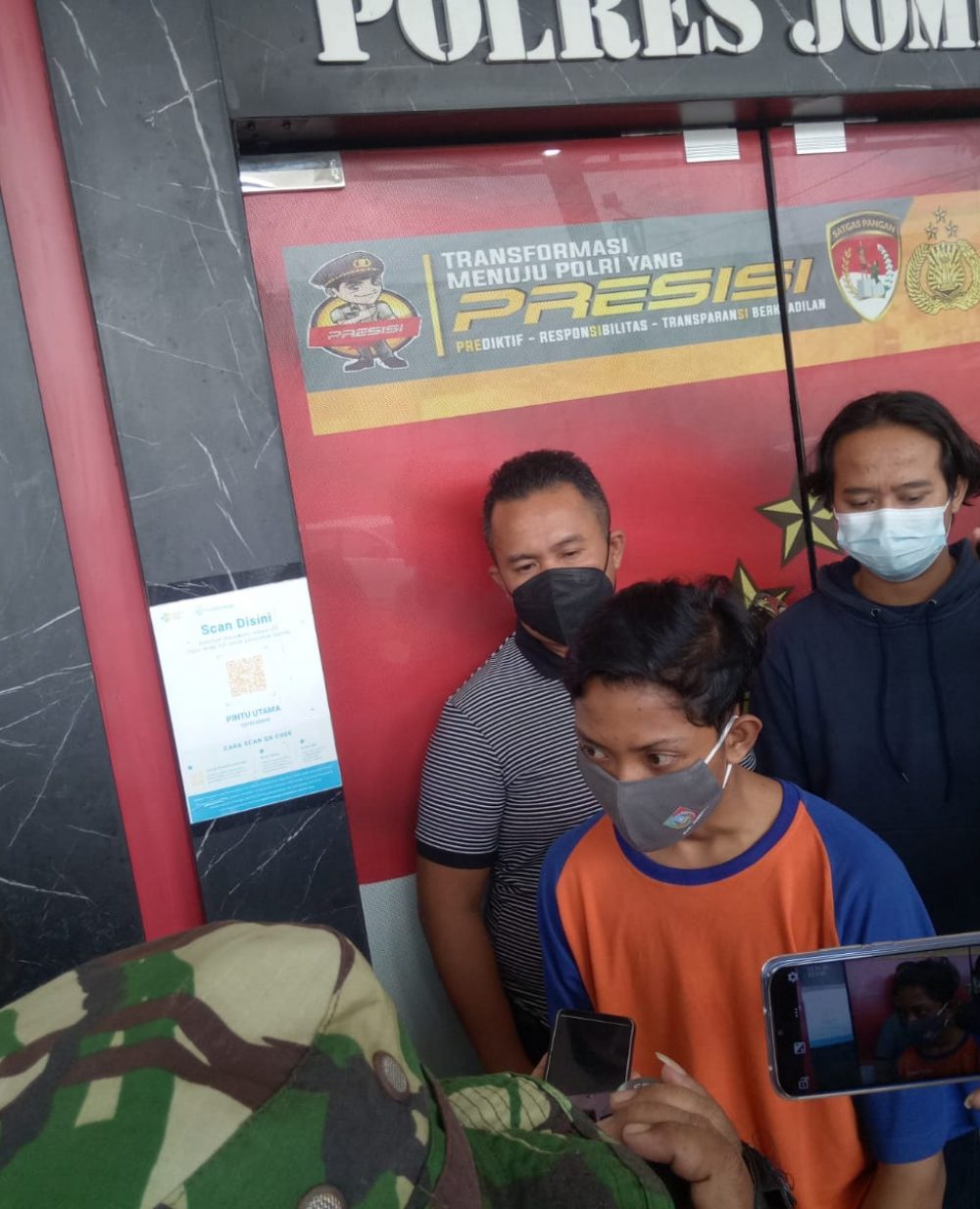 foto : Satreskrim Polres Jombang saat press rilis kasus penganiayaan oleh geng motor. Jumaat (8/4/2022).