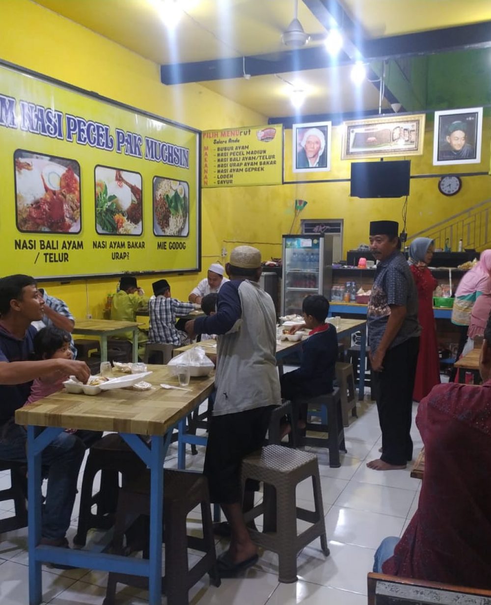 Sejumlah warga kurang mampu di Jombang saat bukber dengan Sabu.