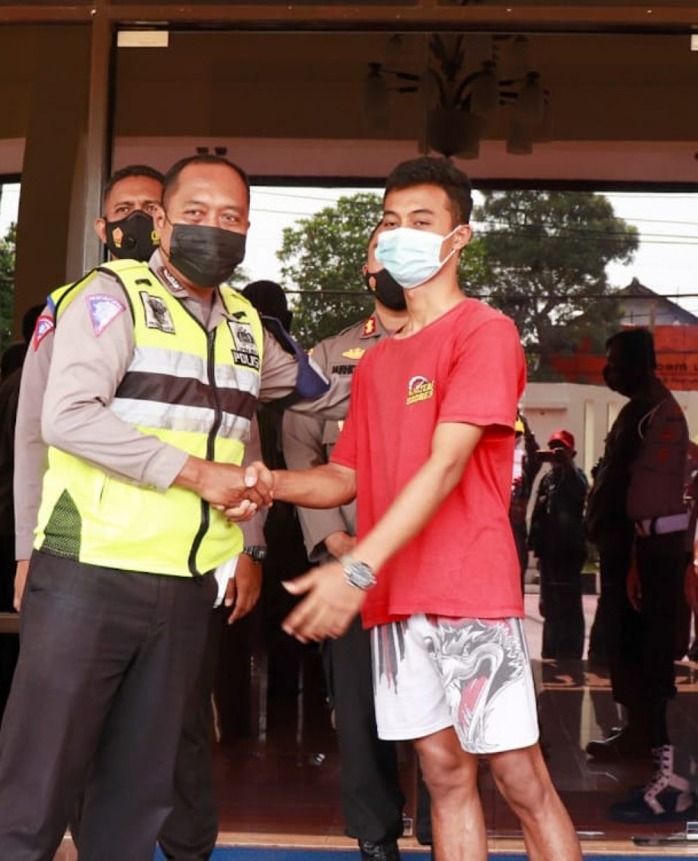 Proses perdamaian antara supir truk dan anggota polisi