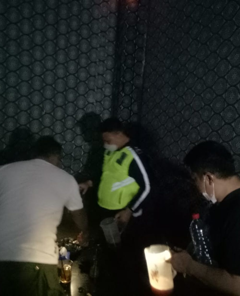Petugas Gabungan Razia Tempat Hiburan Malam Temukan Miras