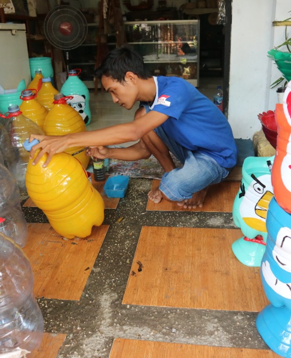 foto : Kusumo Perajin Pot galon bekas mineral (16/4/2022)