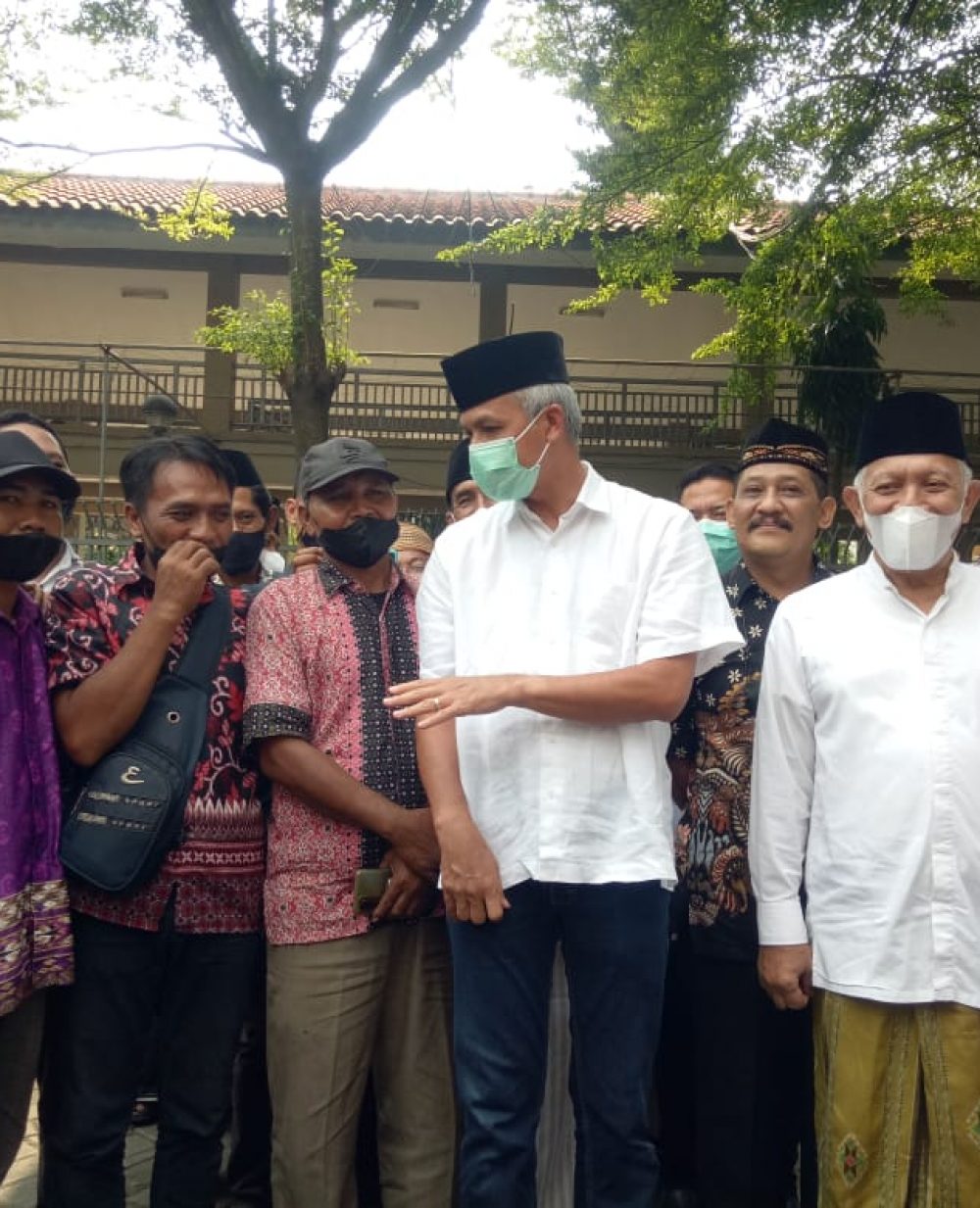 Ganjar Main Tebak Sejarah Bersama PKL Yang Hadir Di Pesantren Tebuireng