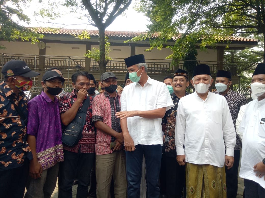 foto : gubernur Jawa Tengah, Ganjar Pranowo bersama para PKL di ponpes Tebuireng Jombang (17/4/2022).