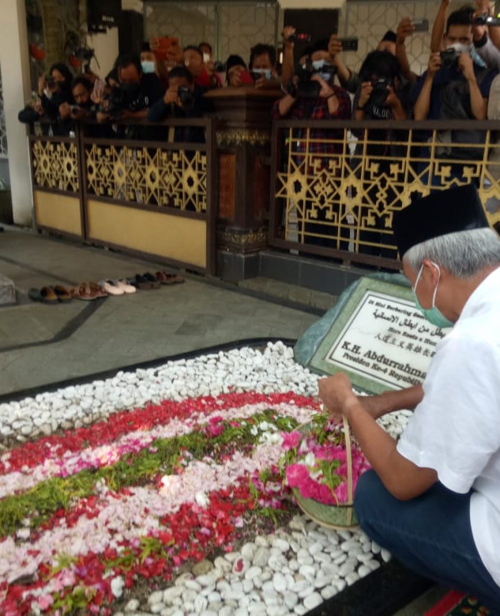 Teladi Sosok Kyai Hasyim Asy’ari Dan Gusdur, Ganjar Pranowo Ziarah Makam Bersama Istrinya