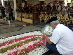 Teladi Sosok Kyai Hasyim Asy’ari Dan Gusdur, Ganjar Pranowo Ziarah Makam Bersama Istrinya