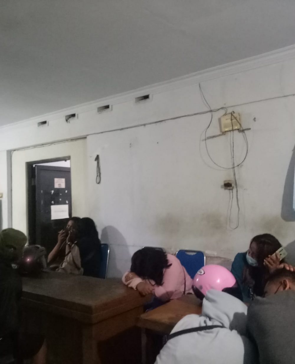foto : Tujuh pasangan saat di lakukan pembinaan di kantor Satpol PP Jombang (18/4/2022).