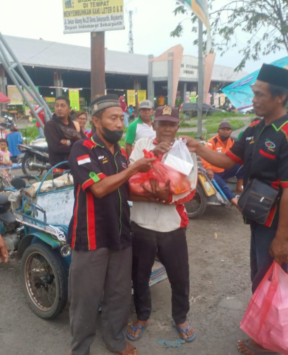 foto : Paguyuban bangjo, saat giat berbagi sembako dan takjil (22/4/2022).