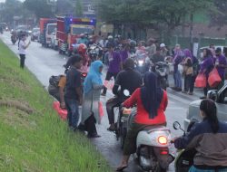 Meski Diguyur Hujan, Pembagian Takjil di Jombang Ini Tetap Berjalan Lancar