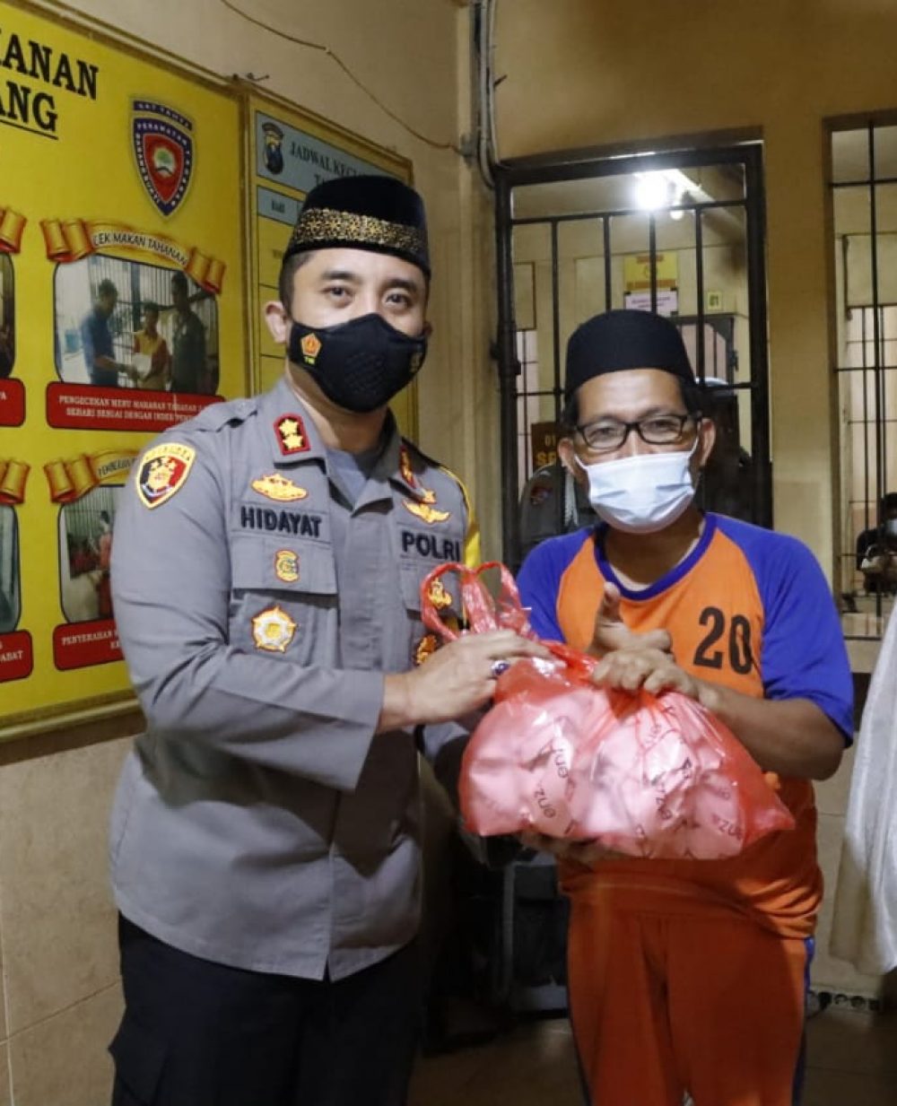 Kapolres Jombang saat memberikan bingkisan kepada salah satu tahanan di rutan Jombang