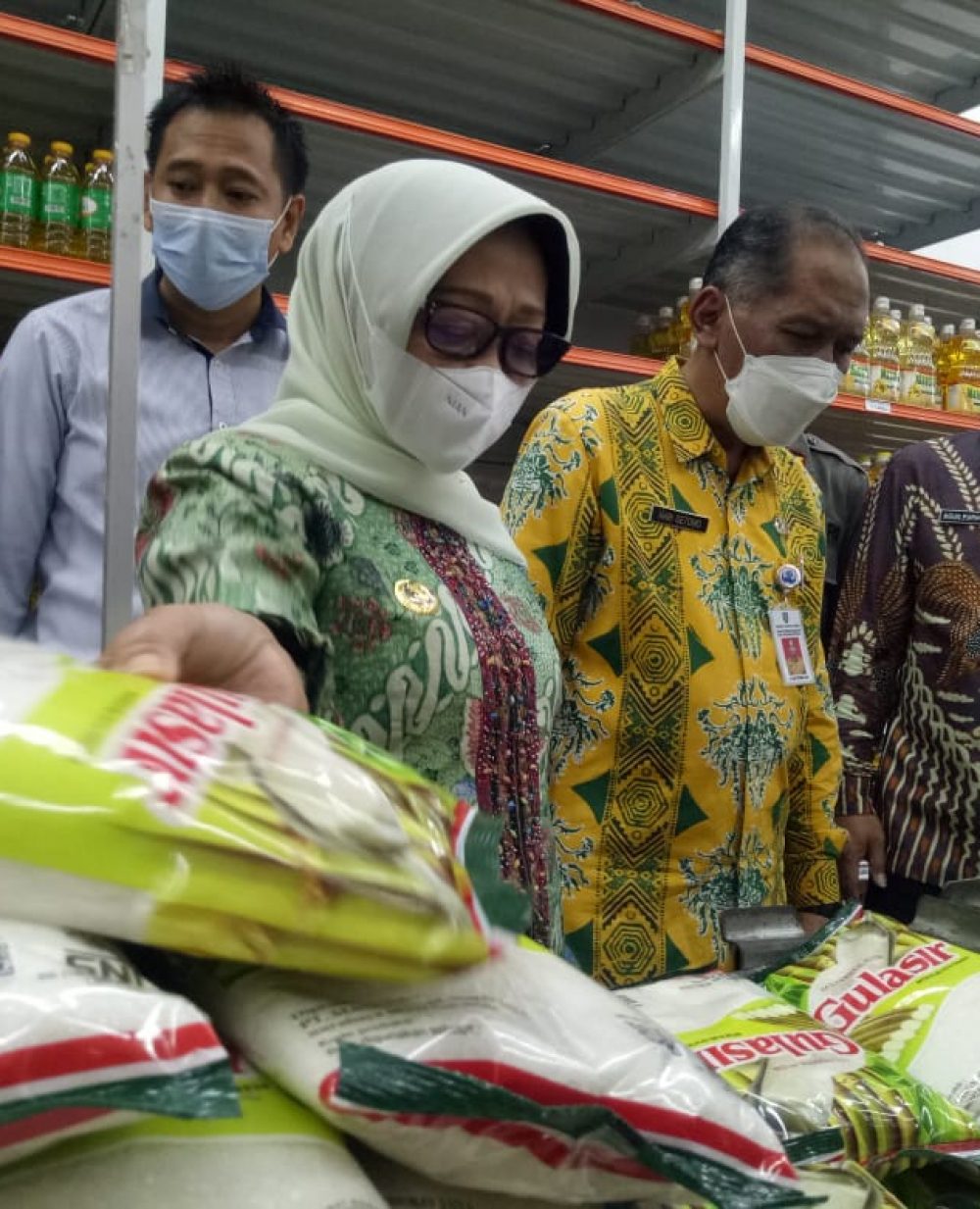 foto : Bupati Jombang Mundjidah Wahab saat sidak bahan pokok di swalayan bravo Jombang (27/4/2022)