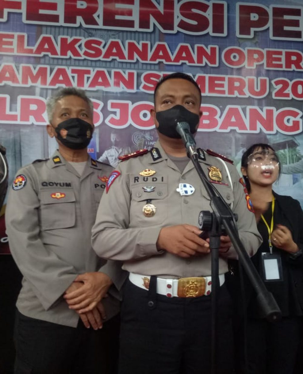 foto : Kasatlantas AKP Rudi Purwanto saat press release di halaman depan kantor satlantas polres Jombang