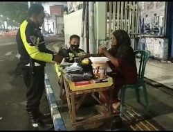 Anggota Satlantas Polres Jombang Borong Dagangan Lansia Yang Sepi Pembeli