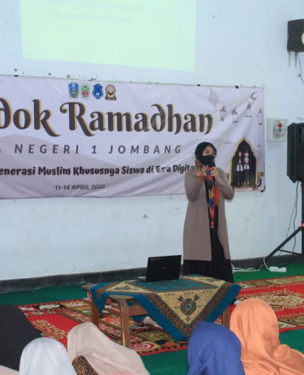 Nuril Hidayah saat memberikan materi Literasi Digital di SMAN 1 Jombang.