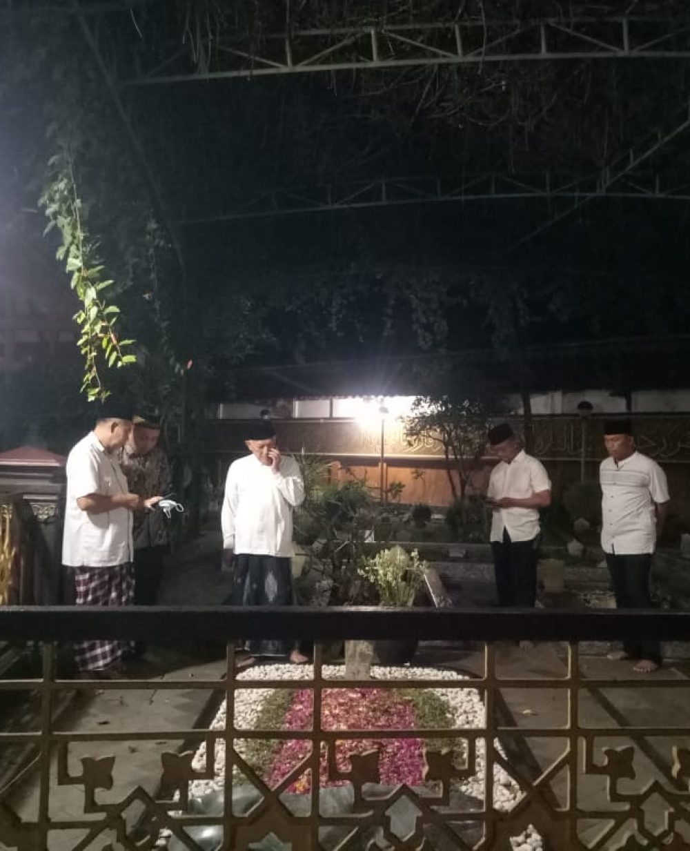 Sambut Kedatangan Jenazah Ibu Nyai Hj Lily Khodijah Wahid, Peziarah Tetap Bisa Melakukan Ziarah Makam Gus Dur