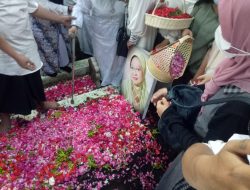 Gus Kikin Mengenang Cerita Bersama Nyai Lily Wahid Usai Mengantar Ketempat Peristirahatan