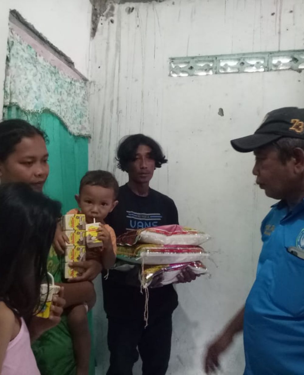 foto : Keluarga Sugiono saat di datangi SPEKAL Jombang (11/5/2022).