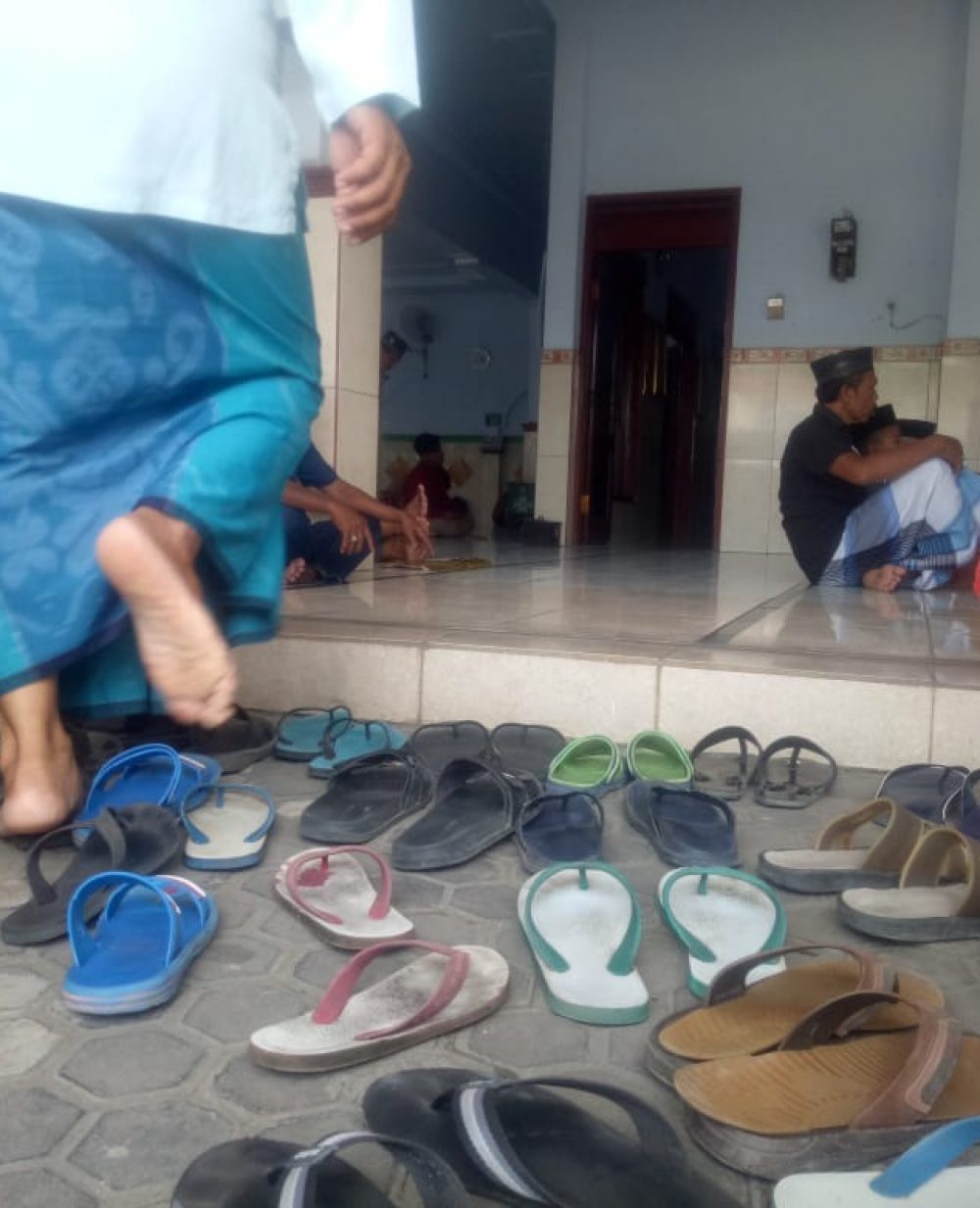 foto : Sandal para Jamaah di masjid Ceweng Kecamatan Diwek Jombang (13/5/2022).
