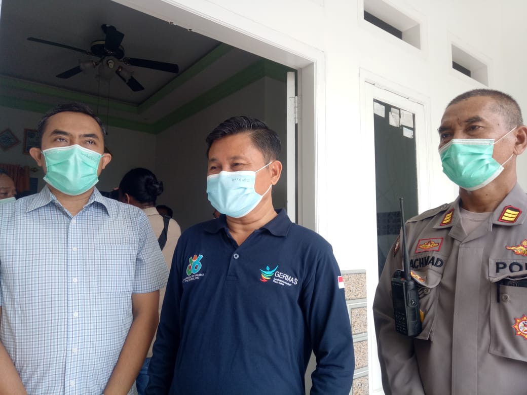foto : Haryo Purwono Kabid P2P Dinkes Jombang aat diminta keterangan di rumah pemilik hajatan (14/5/2022).