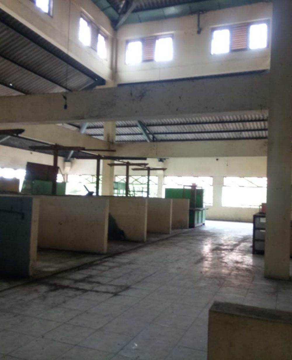 foto : Bangunan mangkrak lantai dua di pasar legi Jombang (17/5/2022).