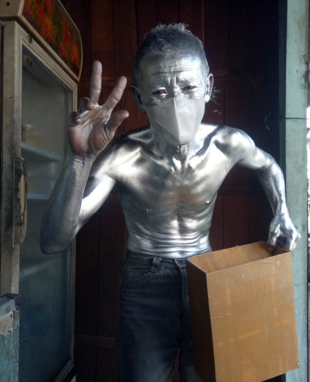 foto : Pak Untung manusia silver (21/5/2022).