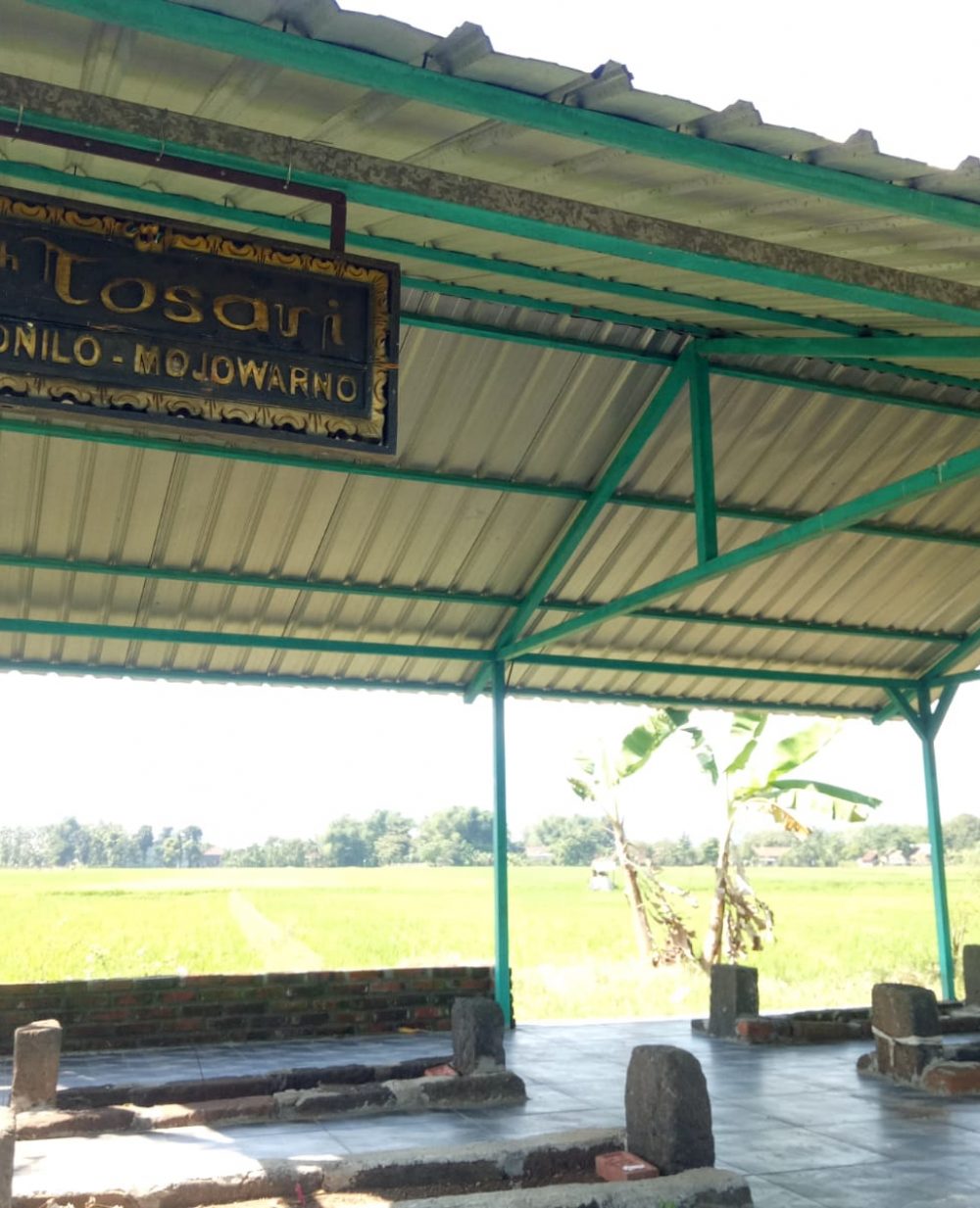 Batu Andesit Peninggalan Sejarah Digunakan Warga Sebagai Batu Nisan