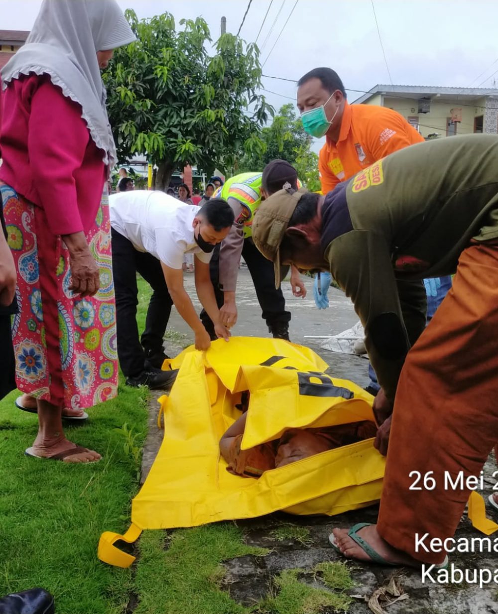 foto : evakuasi mayat yang di temukan di parit Perumahan Astapada I Tambakrejo(26/5/2022).