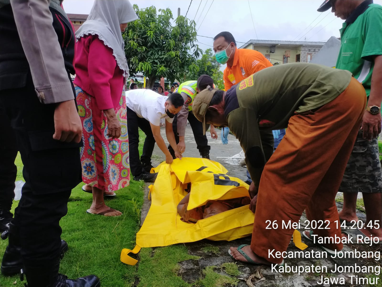 foto : evakuasi mayat yang di temukan di parit Perumahan Astapada I Tambakrejo(26/5/2022).