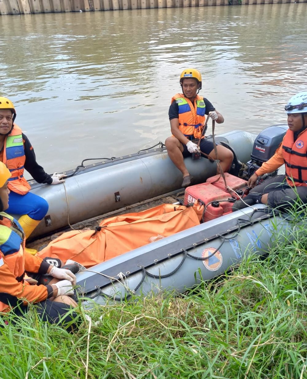 foto :Tim Basarnas saat mengevakuasi korban dari lokasi penemuan korban (29/5/2022).