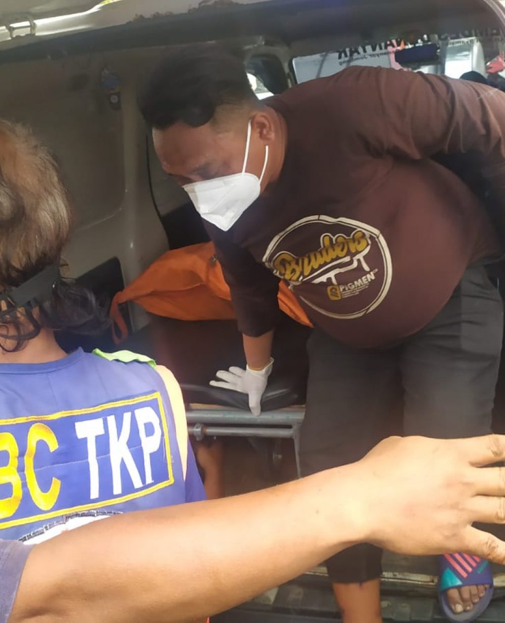 Evakuasi korban untuk dibawa kerumah duka. Rabu (1/6/2022).