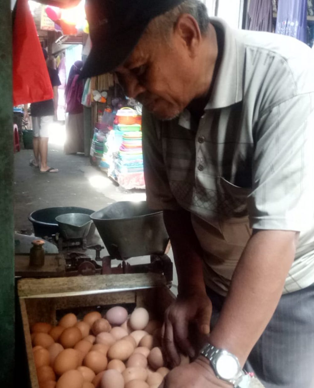 Foto : Subandi pedagang telur di pasar Cukir Diwek Jombang. Minggu (5/6/2022).