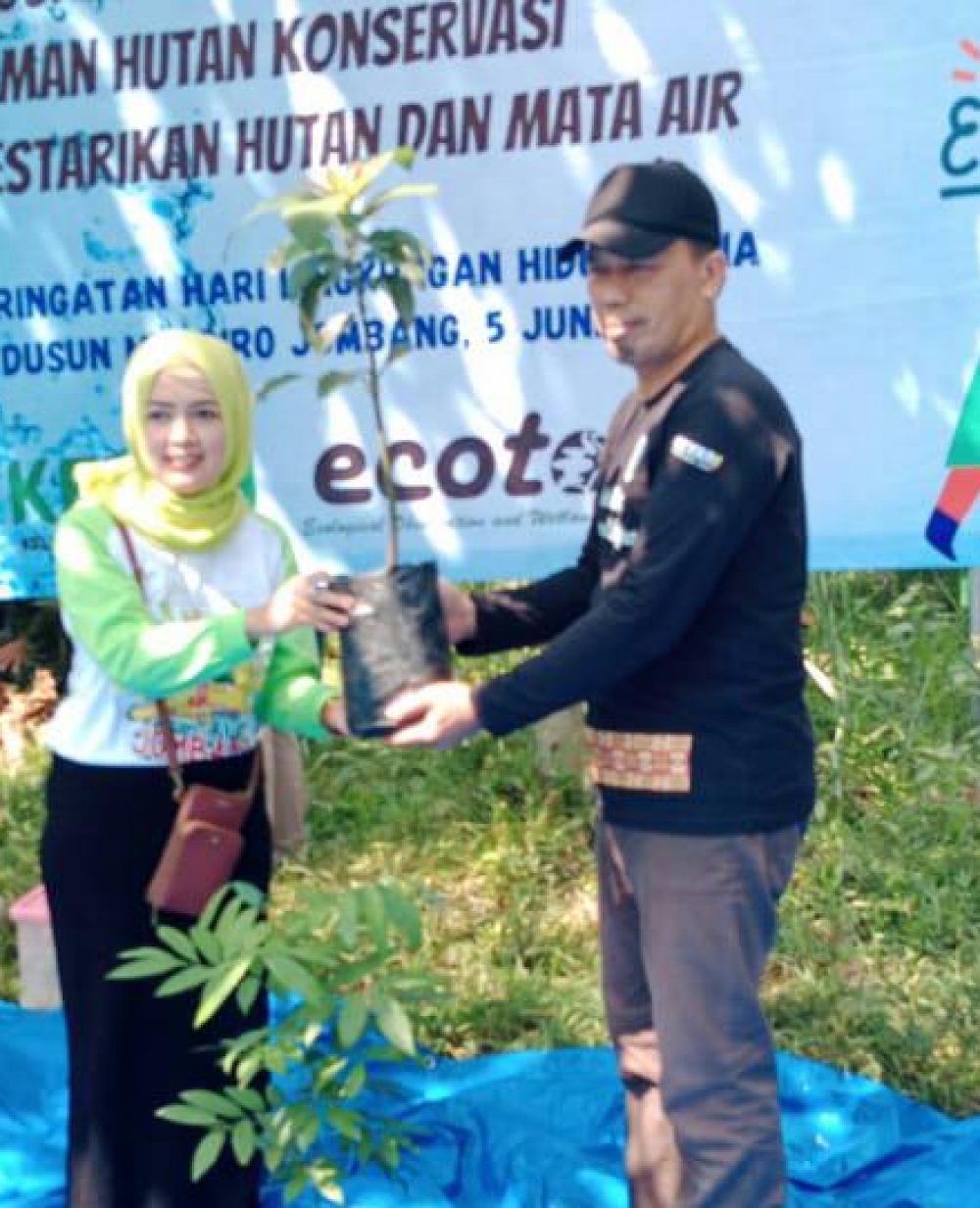 foto : tanam pohon bersama Dinas Lingkungan Hidup bersama Pegiat Lingkungan.